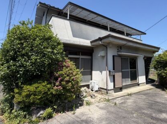 物件番号:1056250928 嬉しいペット飼育可能な戸建賃貸です♪部屋も敷地も広く駐車スペースも充実☆